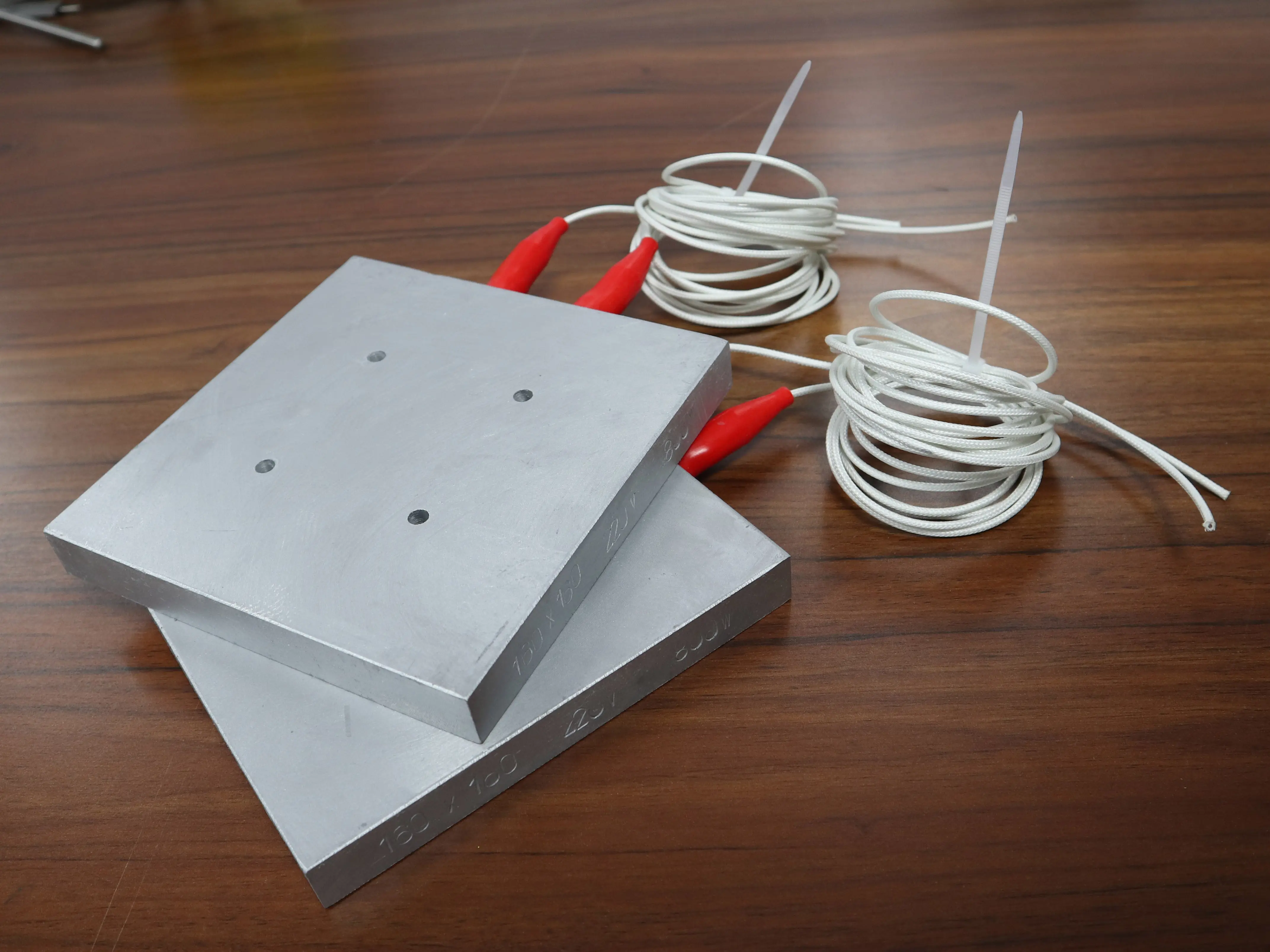 What is the cast aluminum heating plate used for?